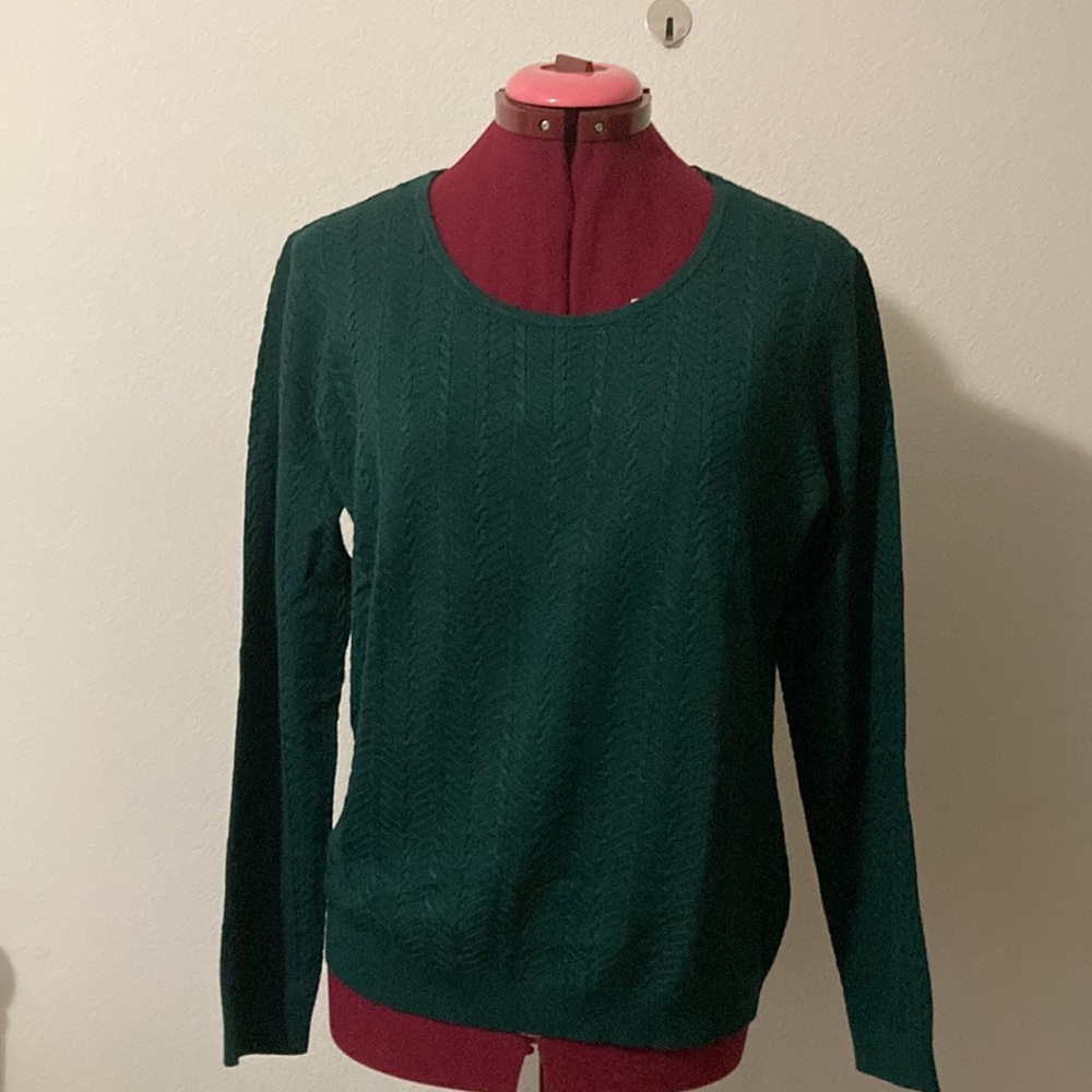 Jacqui.E size M round neck dark long sleeves green sweater.